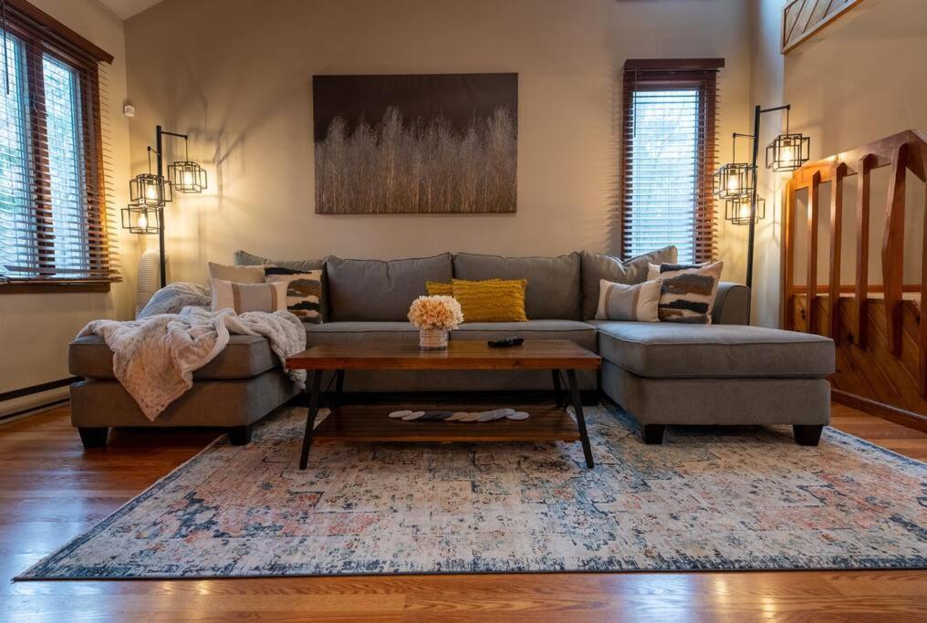 Charming Corner Newly Furnished Townhome Holiday home Lake Harmony