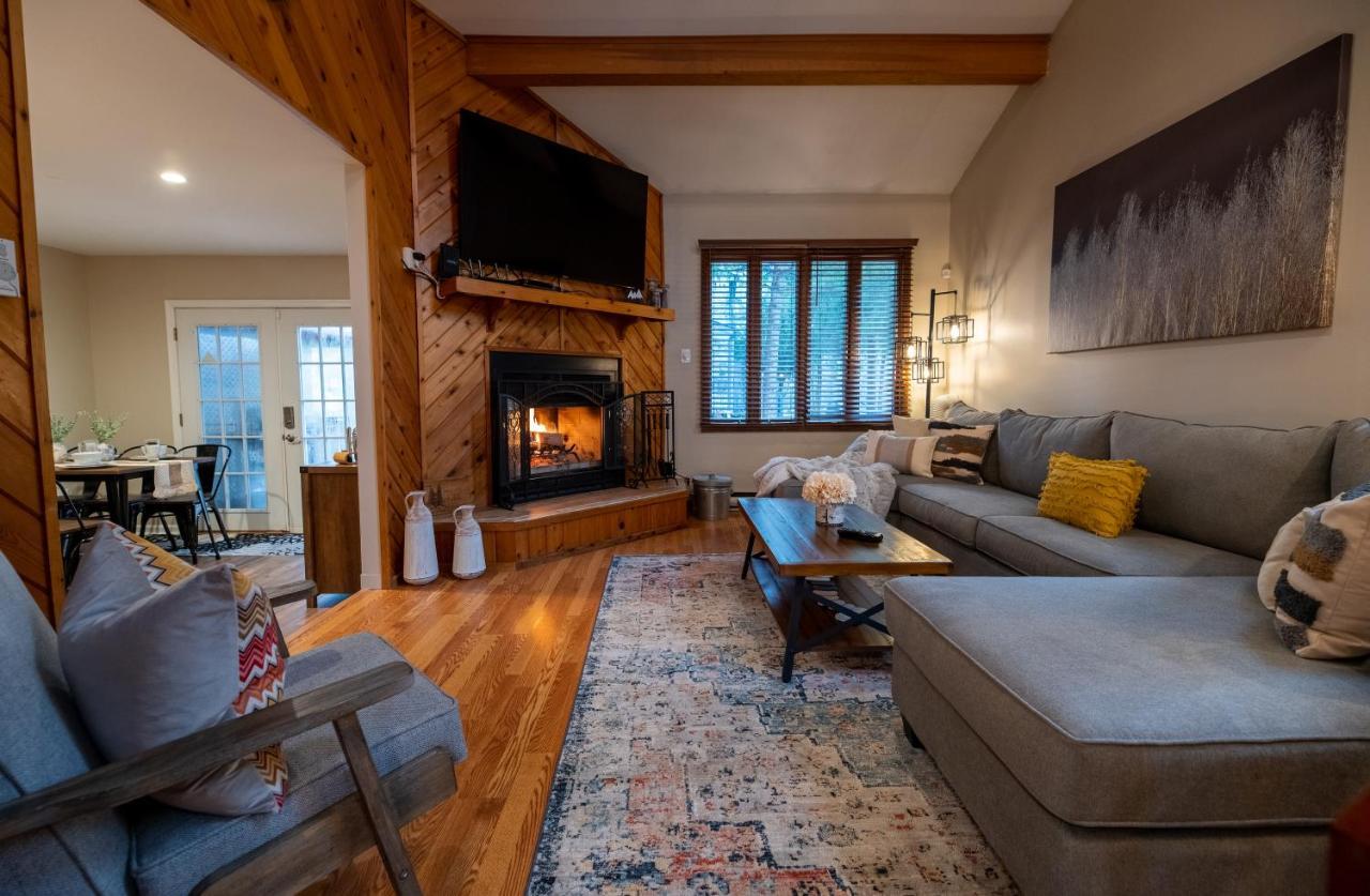 Charming Corner Newly Furnished Townhome *