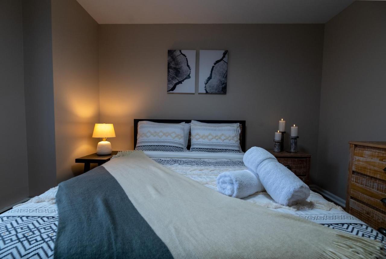 Charming Corner Newly Furnished Townhome *